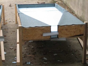 Obr. 4: Instalace desek extrudovaného polystyrenu a okapních spádovaných lišt – stolice B. Zdroj: Autor1