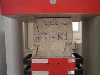 Obrázek 2.: Krychle 7D-K2 po zkoušce pevnosti v tlaku betonu