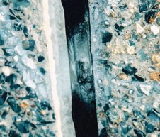 Obr. 5: Stárnutí povrchového tmelu ve svislé spáře štítové stěny. Zdroj: Foto autor