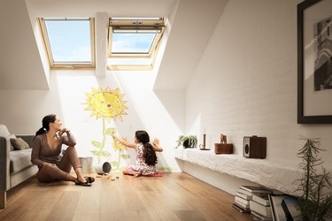 Pokud trávíme většinu času uvnitř budov a ne na čerstvém vzduchu, je třeba si umět vytvořit kvalitní vnitřní prostředí  i v interiérech. Promyšlený výběr a užití oken může být jedním z účinných způsobů, jak toho snadno dosáhnout.