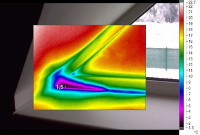Popis problmu: Povrchov teplota vnitnho povrchu rmu okna a okolnch konstrukc je pod rovn namenho rosnho bodu. Na ochlazovanch povrch me dochzet ke kondenzaci vodnch par se vemi negativnmi dsledky popsanmi v zvru zprvy. V pipojovac spe vznik lokln tepeln most, kter pispv ke zvenm tepelnm ztrtm domu. Ochlazovn povrch je zapinno vmnou tepla vedenm (kondukc). Detail pipojovac spry pravdpodobn nen navren nebo proveden tak, aby k tomuto jevu nedochzelo.