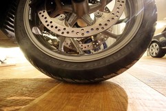 Ani pi pohledu zblzka nejsou na povrchu parket vidt pruhy od pneumatik