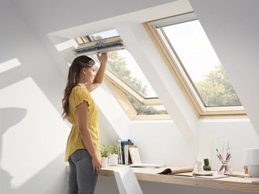 Prosklen plocha nov generace stench oken VELUX je vt a o 10 %. Do interiru tak dostanete vce svtla pi stejnch rozmrech oken.