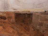Obr. 5: Detailní pohled na zcela rozpadlé zhlaví stropního trámu v místě uložení na obvodovou zeď v důsledku dlouhodobého zatékání srážkové vody