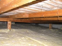 Obr. 6: Pohled zespodu na dřevěné bednění horního pláště dvouplášťové ploché střechy s výskytem plísní