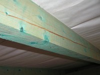 Obr. 3: Sesýchací trhlina na dřevěném prvku krovu