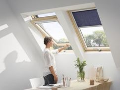 Střešní okna VELUX se spodním ovládáním jsou vhodná tam, kde potřebujete nebo chcete okno umístit výše, např. kvůli vyšší nadezdívce. Ideální výška osazení střešního okna se spodním ovládáním je ve 120–150 cm od podlahy.