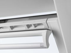 Horní ovládací madlo výklopně-kyvného okna VELUX z prémiové řady je modernější díky oblejším hranám a jemnějšímu vzhledu. Vybaveno je integrovaným systémem ventilace, díky kterému můžete do interiéru nechat proudit čerstvý vzduch, i když je okno zavřené.