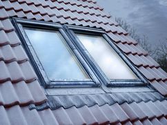 Zaputn zateplen lemovn je vbornou variantou, jak jet vce zamezit nikm tepla. Sten okno VELUX je zaputno o 4 cm hloubji do konstrukce stechy. Tm se zmenuje ochlazovan plocha rmu okna a vylepuje se prostup tepla oknem.