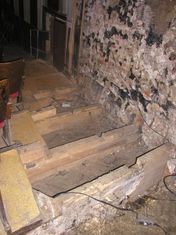 Obr. 4 – stupňovitá podlaha napadená dřevomorkou