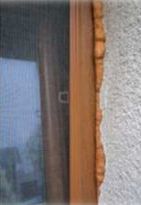 Obrázek 14: Správné a chybné provedení napojovací spáry mezi oknem a nosnou stěnou