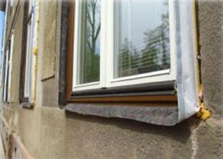 Obrázek 31: Napojovací okenní profily pasivního domu se standardním zateplením Isover EPS GreyWall tl. 300 mm musí zachytit veškeré dilatace zateplovacího systému