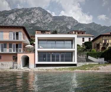 Kompletn pestavn dm na behu jezera Como je nevtrav, integrovan do okoln zstavby, pesto modern. Velkoformtov okna dominuj na zpadn stran tto krychlov budovy.