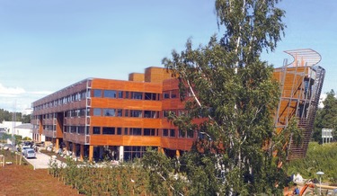 Obrázek 3 – Administrativní budova firmy Finnforest, Tapiola/Finsko, 2005. Skeletová konstrukce z lepeného lamelového dřeva s ocelovými styčníky