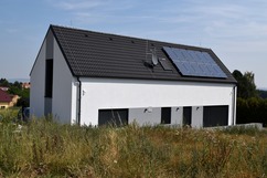 09 Zdrojem energie pasivního rodinného domu je fotovoltaická elektrárna na střeše domu