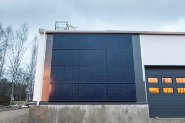 Pohled na fotovoltaick kolektory systmu Ruukki On-Wall Solar – jde o dodaten (add-on) montovateln systm