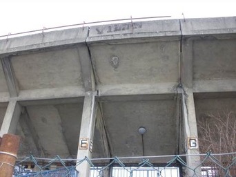 Obr. 9: Fotbalov stadion, dilatace tribuny (vloen pole)