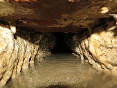 Obr. 11 Odvod vody kanlkem v jlov vrstv pod podlahou, vizuln vlh podlaha v mst trasy kanlku