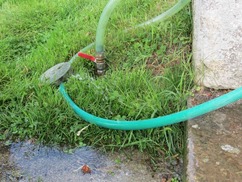 Obr. 13 Ze zahradnho rozvodu vody dochz k vraznm nikm podl kanalizanho kanlu