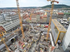 Stavba podzemních podlaží budovy Quadrio, vlevo patrný tubus eskalátorů stanice metra