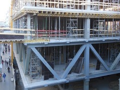 Prostorová příhradová konstrukce na výšku patra vynášející horní podlaží