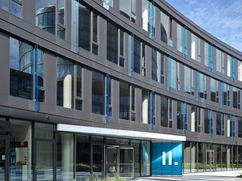 Fasádní systém budovy Aviatica s vykonzolovanými modrými vertikálními prvky