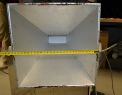 Obr. 5: Plocha MW apertury, stínicí zástěna pro laboratorní ohřev a testovací přístroj MLT 4 pro vyhledávání MW polí [6]