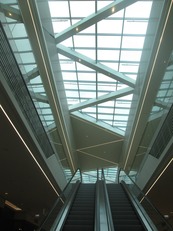 Pohled na prosvětlenou střechu OC s nosníky střešní konstrukce se sádrokartonovým obkladem Knauf