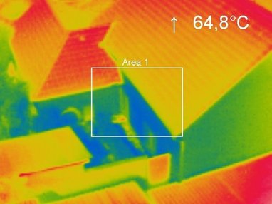 Obr. 15: Termální snímek, ukazující tepelné úniky ze staveb (hexakopter, Optris TIM 160), Řehák, 2013