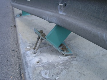 Obrzek 1.: Pohled na sloupek silninho svodidla na mostn konstrukci po elnm nrazu osobnho automobilu