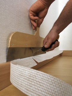 Detail aplikace sklovlknit tapety Novelio Classic, kter se uvaj pro povrchovou pravu stn a strop