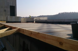 Připravenost stavby pro realizaci ploché střechy - nastavení spádu - provázky