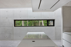 Pohledov beton je dominantnm prvkem interirovho designu. Vidt je z sti otvrav okenn element ze systmu Schco AWS 75.SI.