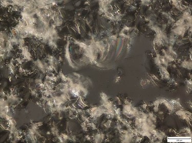 Obrzek 2b Pklad povrchu skla po otryskn balotinou (200–300 µm). Sklo typu A.