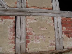 Vysychání dřeva, uvolnění výplní. Opálka, stodola z 19. stol.