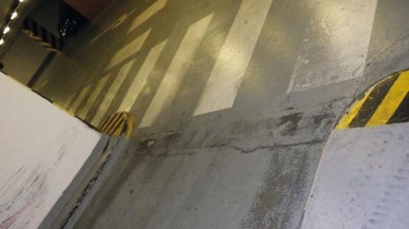 Obr. 6: Typická trhlina v nadbetonované podlaze na patě rampy, jeden příklad dalšího zdroje zatékání
