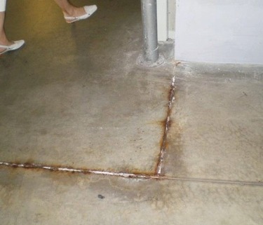 Obr. 7 Typický stav ocelových prvků – použitých pro bednění pracovních spár drátkobetonové vrstvy podlahy se vsypem