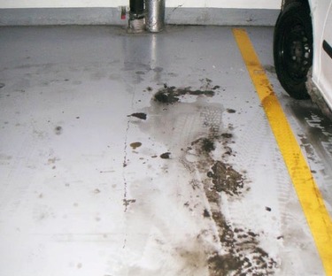 Obr. 1: Typický zimní stav podlahy – mezistropu hromadných garáží; louže na podlaze, průsaky trhlinami na podhledu