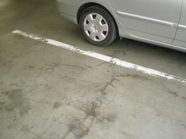 Obr. 8 Příklad charakteristického stavu rozvoje trhlin na pojížděném povrchu drátkobetonové podlahy garáží