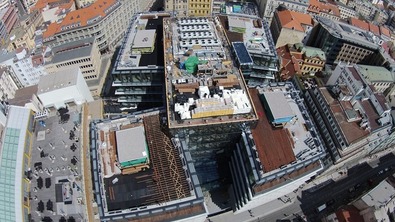Celkový pohled na střechy objektu Quadrio
