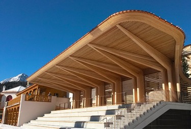Obr. 1b Projekty z listnatého dřeva: použití listnatého dřeva na objektu Tribune Kulm Hotel, St. Moritz, Švýcarsko (Zdroj: [2])