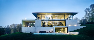 Architekti studia OUTOFBOX tomu kaj asketick design. Impozantn budova ze skla a betonu organicky zapad do terasovitho ternu.