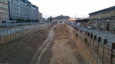 Místo pro projekt firmy Penta u Masarykova nádraží mezi Negrelliho viaduktem a autobusovým nádražím na Florenci. Plocha, kde probíhal architektonický výzkum, foto D.Kopačková