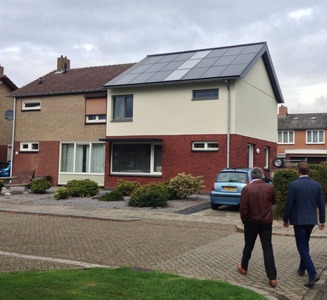 Obr. 2: Pohled na dům v ulici Jan Dautzenbergstraat, na kterém je vidět střešní integrovaná fotovoltaika a imitace cihlových pásků na dřevěných tepelně-izolačních panelech. Foto: A. Lupíšek.