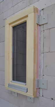 Obr. 8 Osazení dřevěného okna pomocí kompozitních úhelníků; těsněno páskou, foto Josef Chybík
