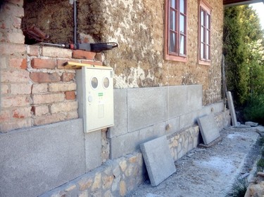 Obrzek 4: zateplen starho hlinnho domu z neplench a plench cihel, muzeum minerl na Slovensku (Jelenec)