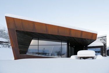 Rozshl, zkmi profily rmovan prosklen fasda v kombinaci s rezavou patinou ocelovch plech Corten a smrkovho obloen: To je rezidence Black Lodge v Ålesundu, Norsko.