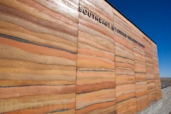 Obr. 1a: Pklad modern budovy z dusan hlny: turistick centrum ve Wyomingu [6]