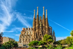 Antoni Gaudí i Cornet a jeho chrám Sagrada Família v Barceloně © valeryegorov – Fotolia.com