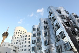 Frank O. Gehry – Nová celnice Düsseldorf © qphotomania – Fotolia.com